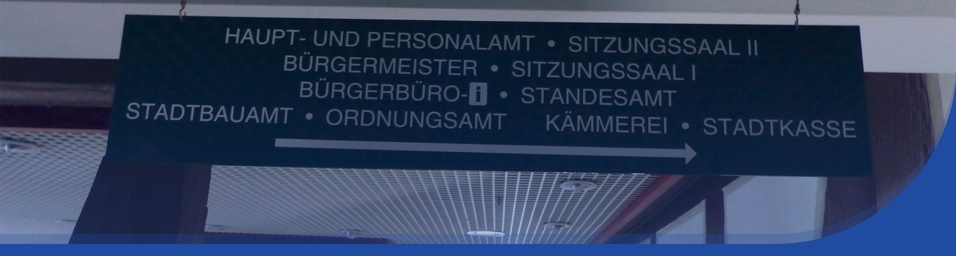 Ein Schild im Rathaus, das von der Decke hängt und die verschiedenen Ämter ausschildert