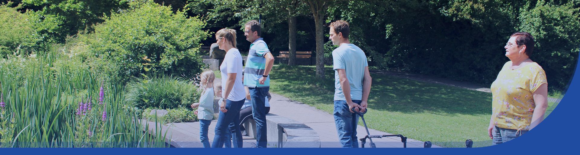 Leute in einem Park, die gemeinsam auf etwas schauen