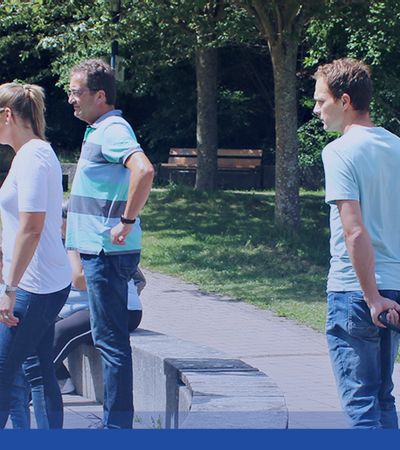 Leute in einem Park, die gemeinsam auf etwas schauen