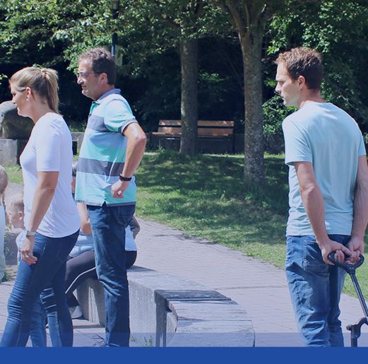 Leute in einem Park, die gemeinsam auf etwas schauen