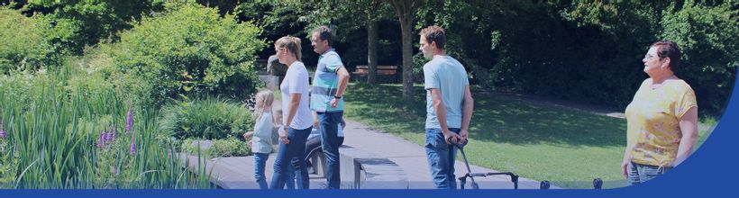 Leute in einem Park, die gemeinsam auf etwas schauen