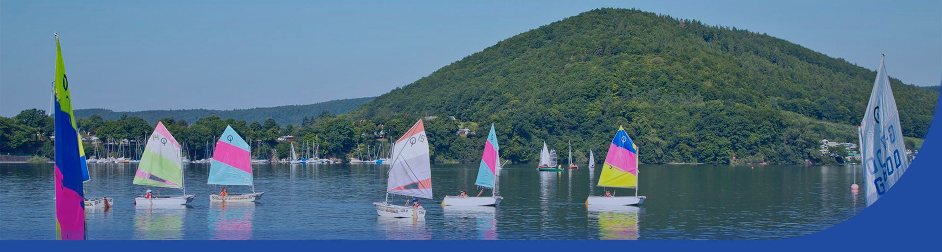 Mehrere Segelboote die auf dem Edersee fahren