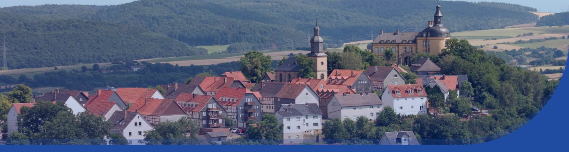 Blick auf Altwildungen mit der Philipp-Nicolai Kirche und Schloss Friedrichstein im Fokus