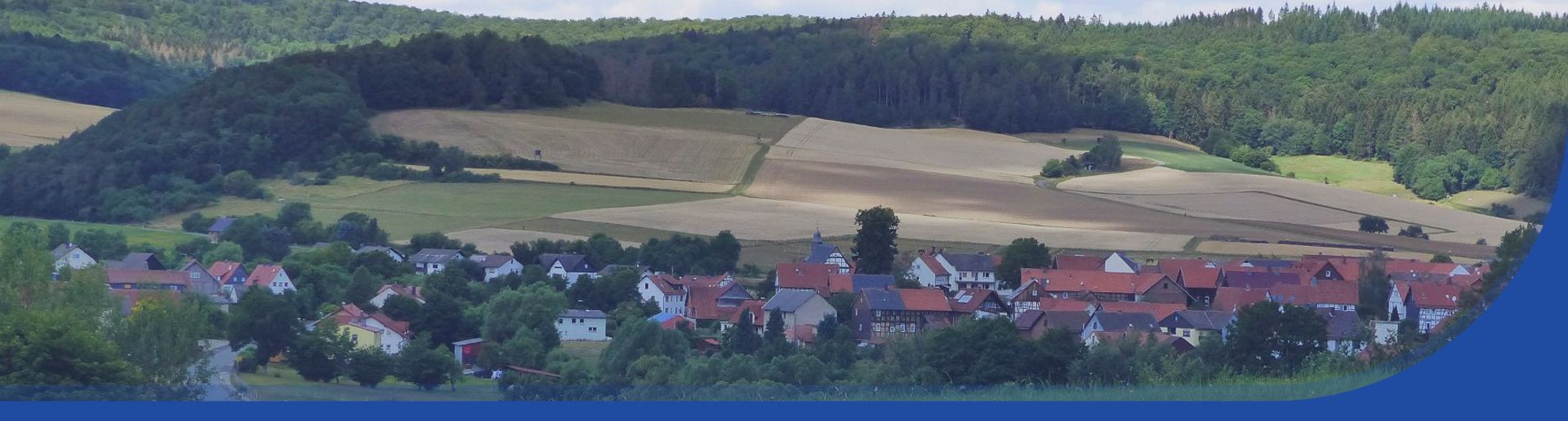 Blick aus einer erhöhten Position auf Stadtteil Armsfeld und die Felder die es umgibt