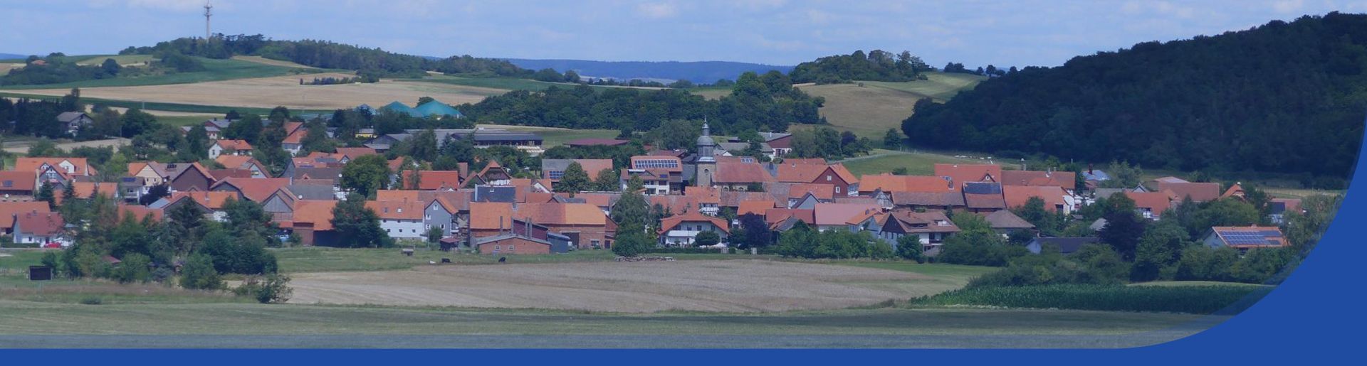 Blick auf den Stadtteil Braunau von einem fernen Feld aus