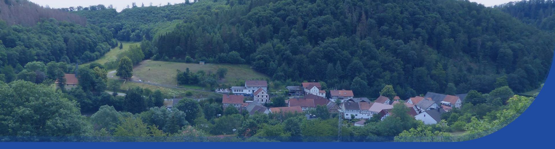 Blick auf den Stadtteil Hüddingen, welcher umgeben von Bäumen sehr idyllisch liegt.