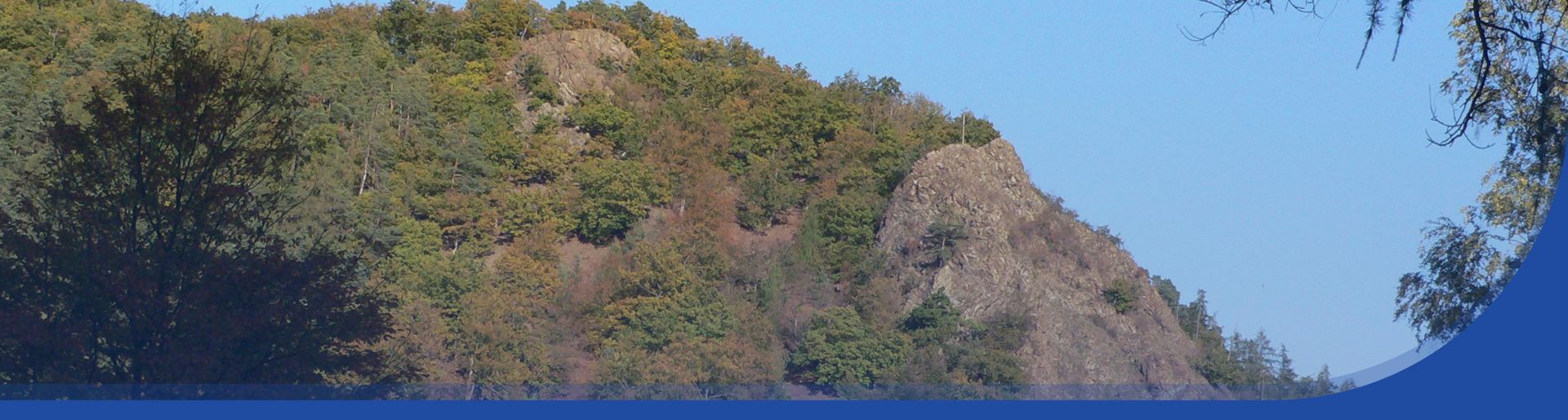 Die mit Bäumen bedeckten Bilsteinklippen