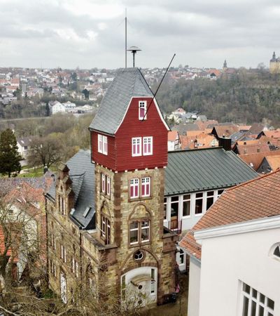 Luftbild Jugendhaus Bad Wildungen. Im Hintergrund ist die Stadt und das Schloss Friedrichstein zu sehen.