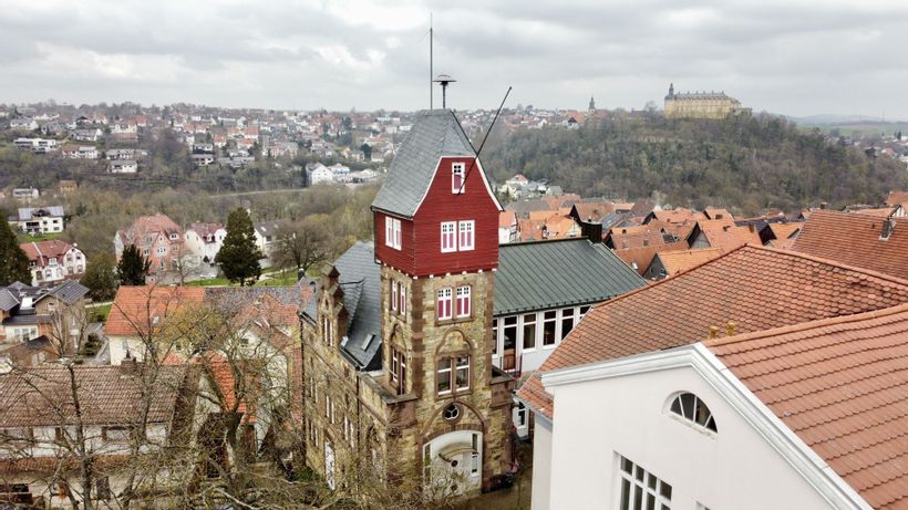 Luftbild Jugendhaus Bad Wildungen. Im Hintergrund ist die Stadt und das Schloss Friedrichstein zu sehen.