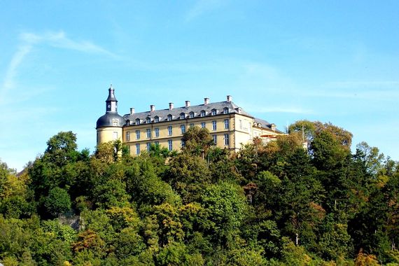Schloss Friedrichstein umgeben vom Grün des Bergs nach Alt Wildungen