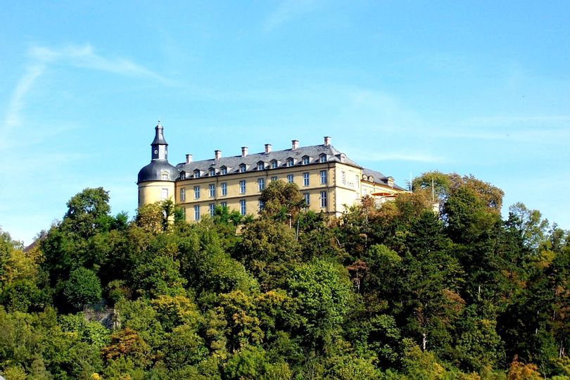 Schloss Friedrichstein umgeben vom Grün des Bergs nach Alt Wildungen