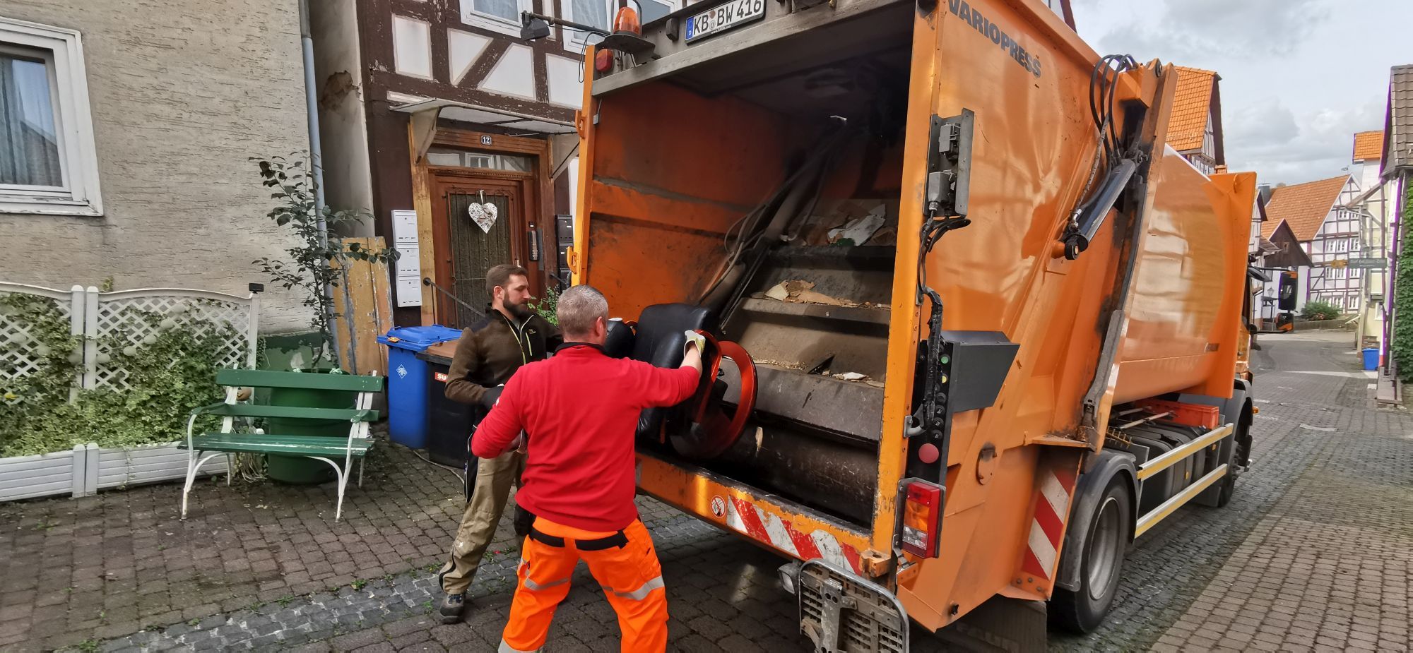 Zwei Mitarbeiter des Bauhofs holen den Sperrmüll in Bad Wildungen ab