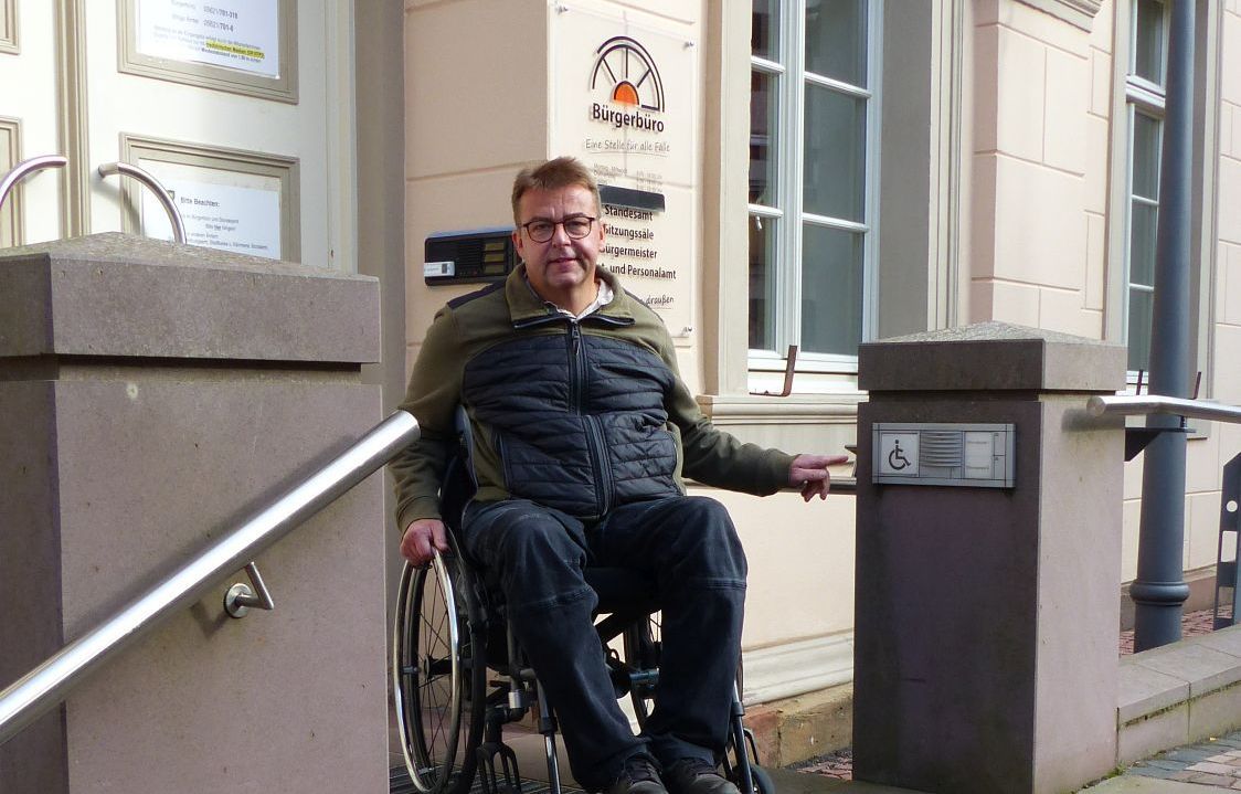 Barrierefreiheit am Beispiel des Türöffners am Rathaus Bad Wildungen