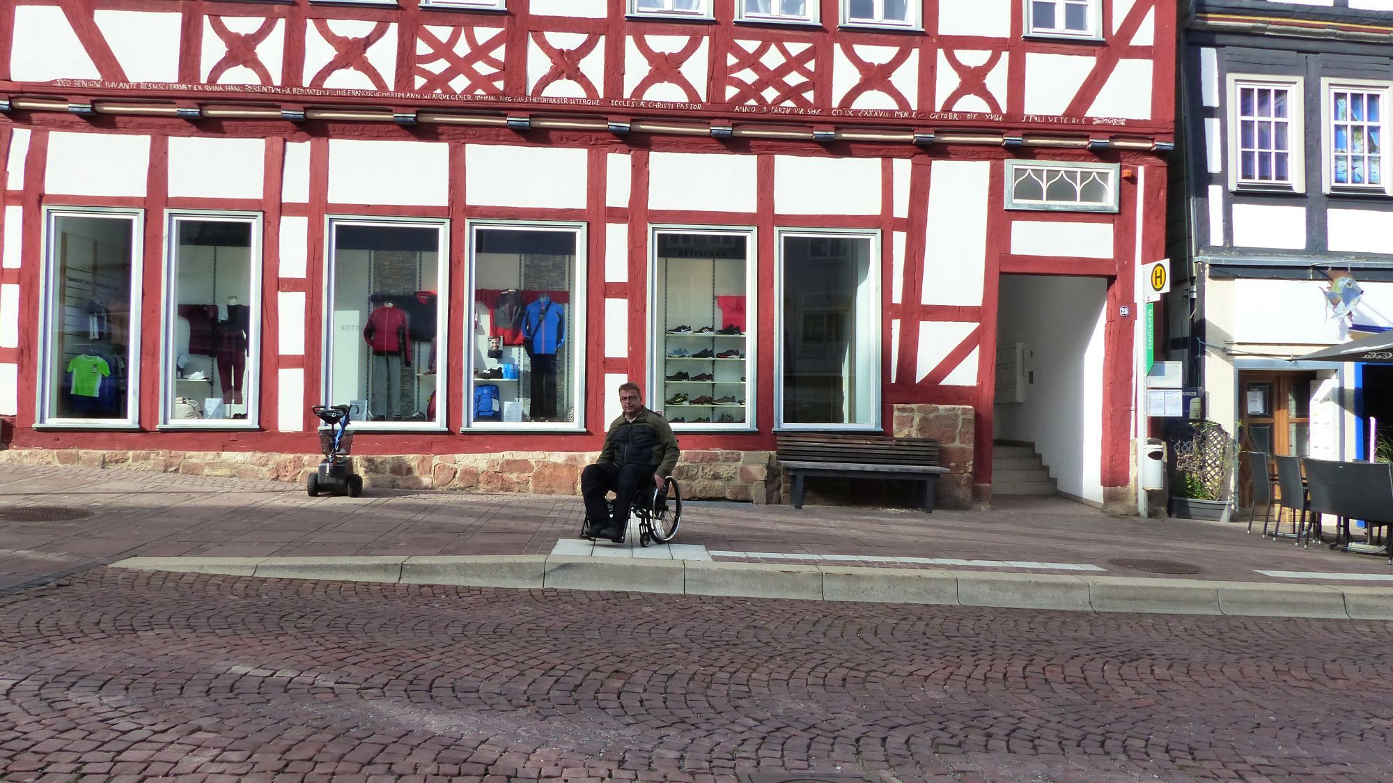 Barrierefreiheit am Beispiel der Bushaltestelle in der Altstadt in Bad Wildungen