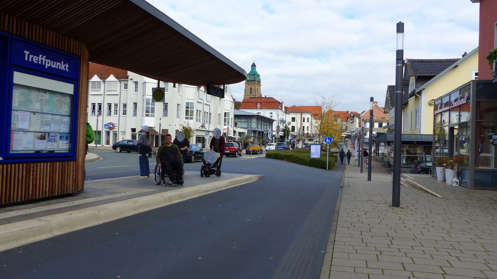 Barrierefreiheit am Beispiel der Bushaltestelle Treffpunkt auf der Brunnenallee in Bad Wildungen
