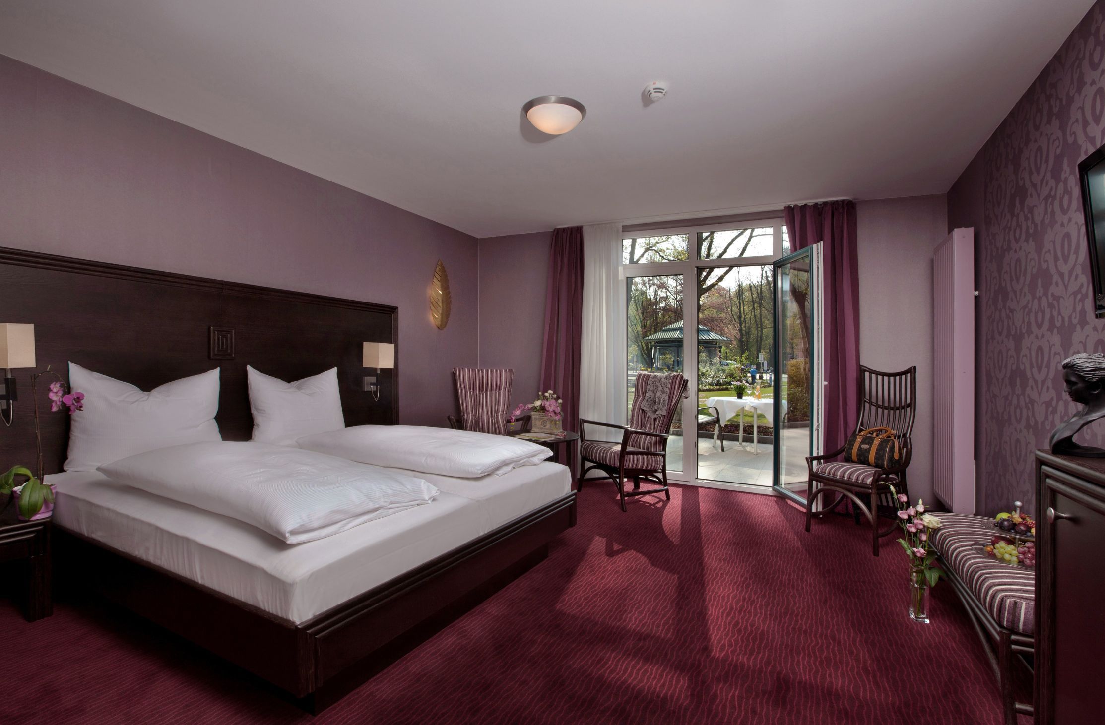 Zimmer mit Doppelbett und Terrasse im Goebel's Hotel AquaVita