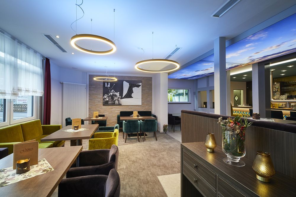 VitalBar des Goebel's Hotel AquaVita. Zu sehen sind mehrere Tische und Stühle und ganz rechts im Bild eine Bar.