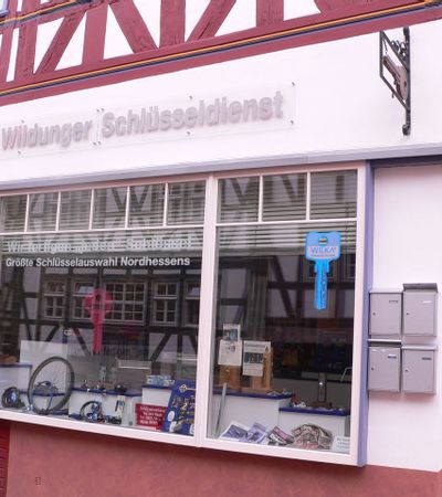 Eingang und Schaufenster des Bad Wildunger Schlüsseldiensts