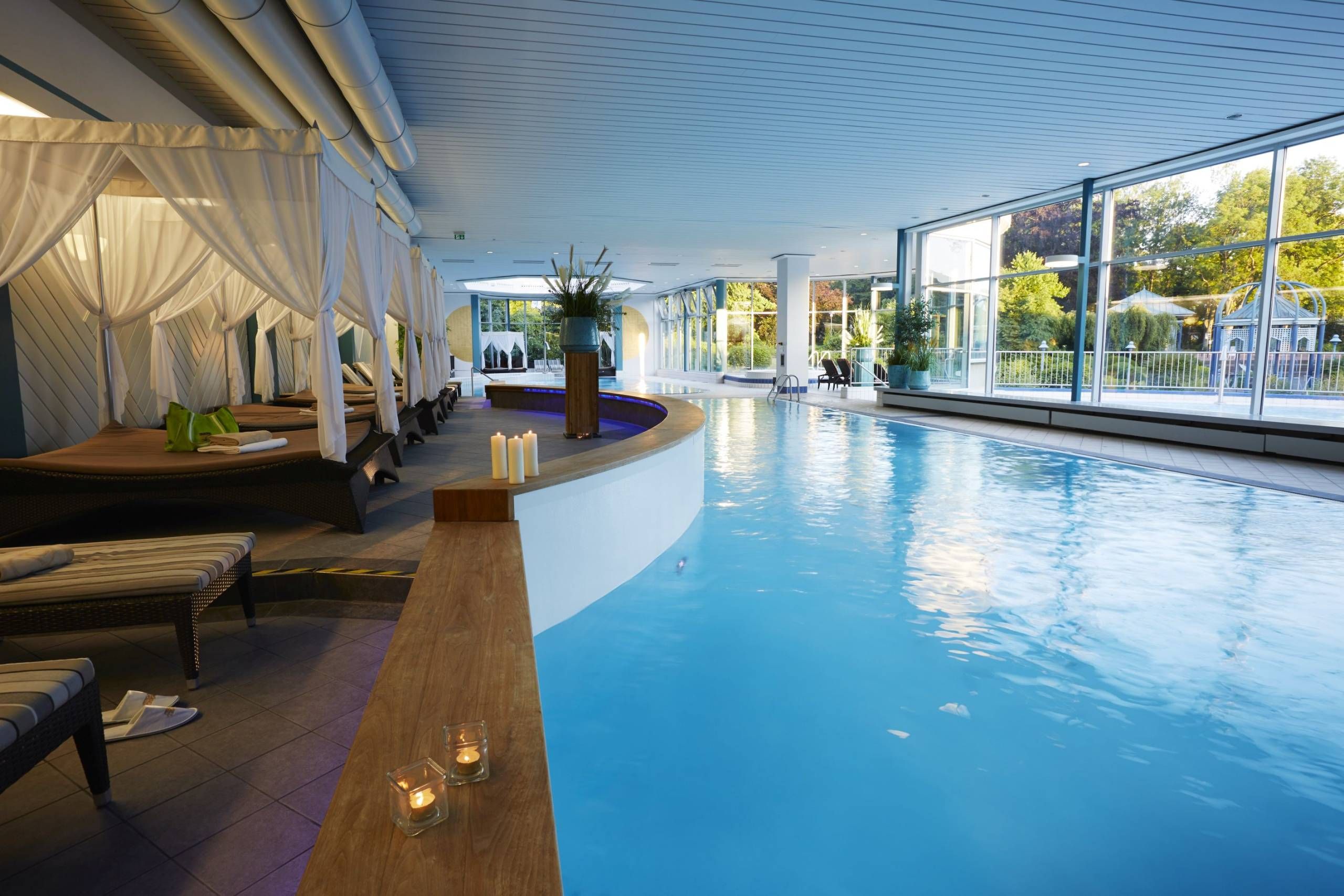 QuellenTherme im Goebel's Hotel AquaVita - Innenbereich mit Pool, Liegen, Betten und Kerzen.