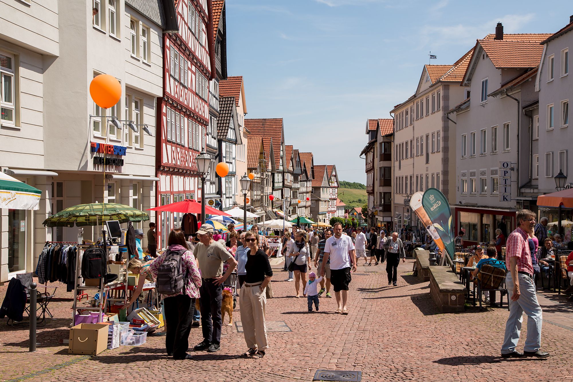 Blick entlang der Einkaufstraße in der Altstadt Bad Wildungen mit vielen Menschen.