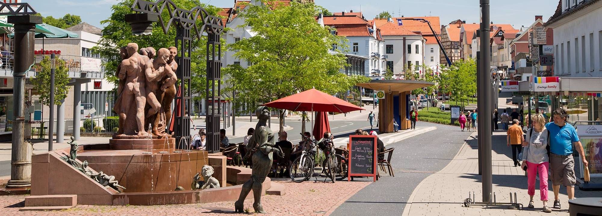 Blick auf den Kurschattenbrunnen und Brunnenstraße in Richtung Altstadt.