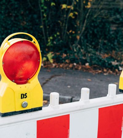 Eine Baustellen Absperrung.