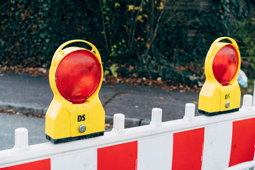 Eine Baustellen Absperrung.