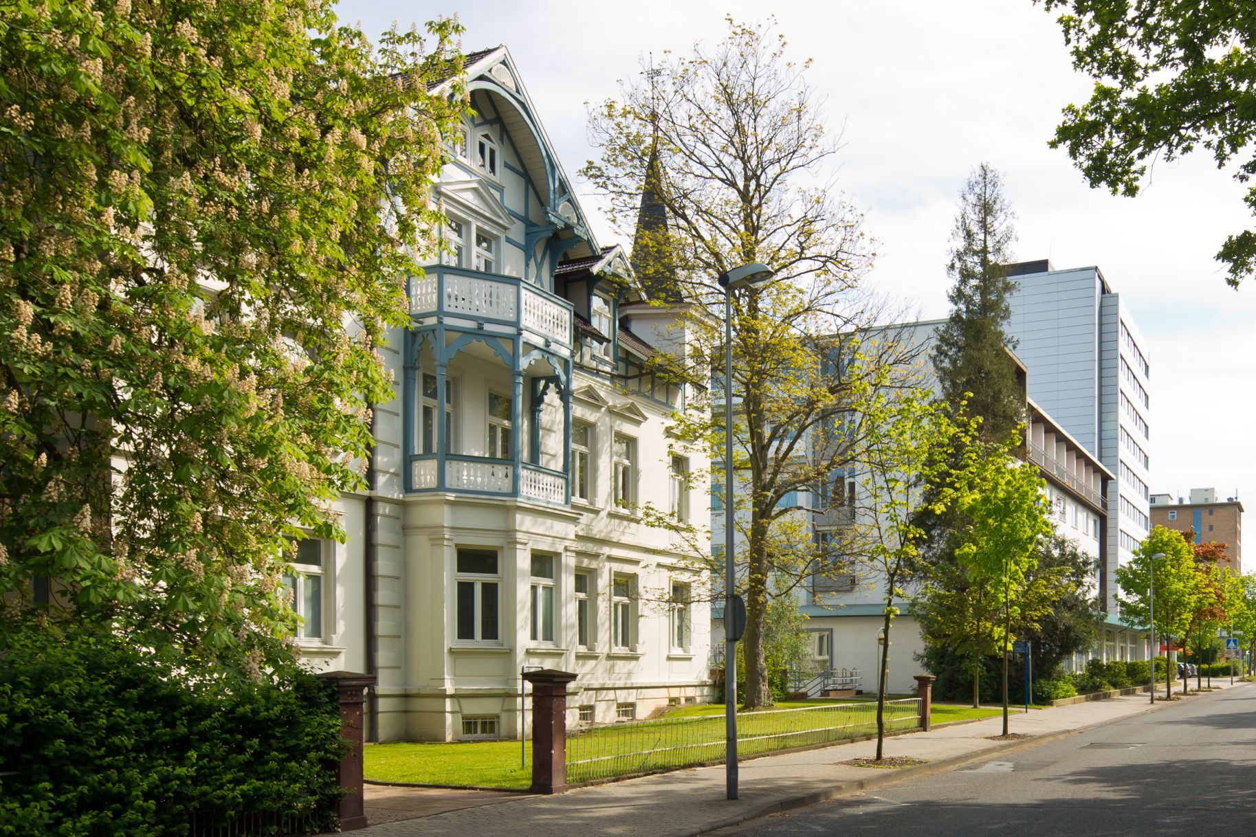 Gesundheitszentrum Helenenquelle. Außenansicht sich des Gebäudes.