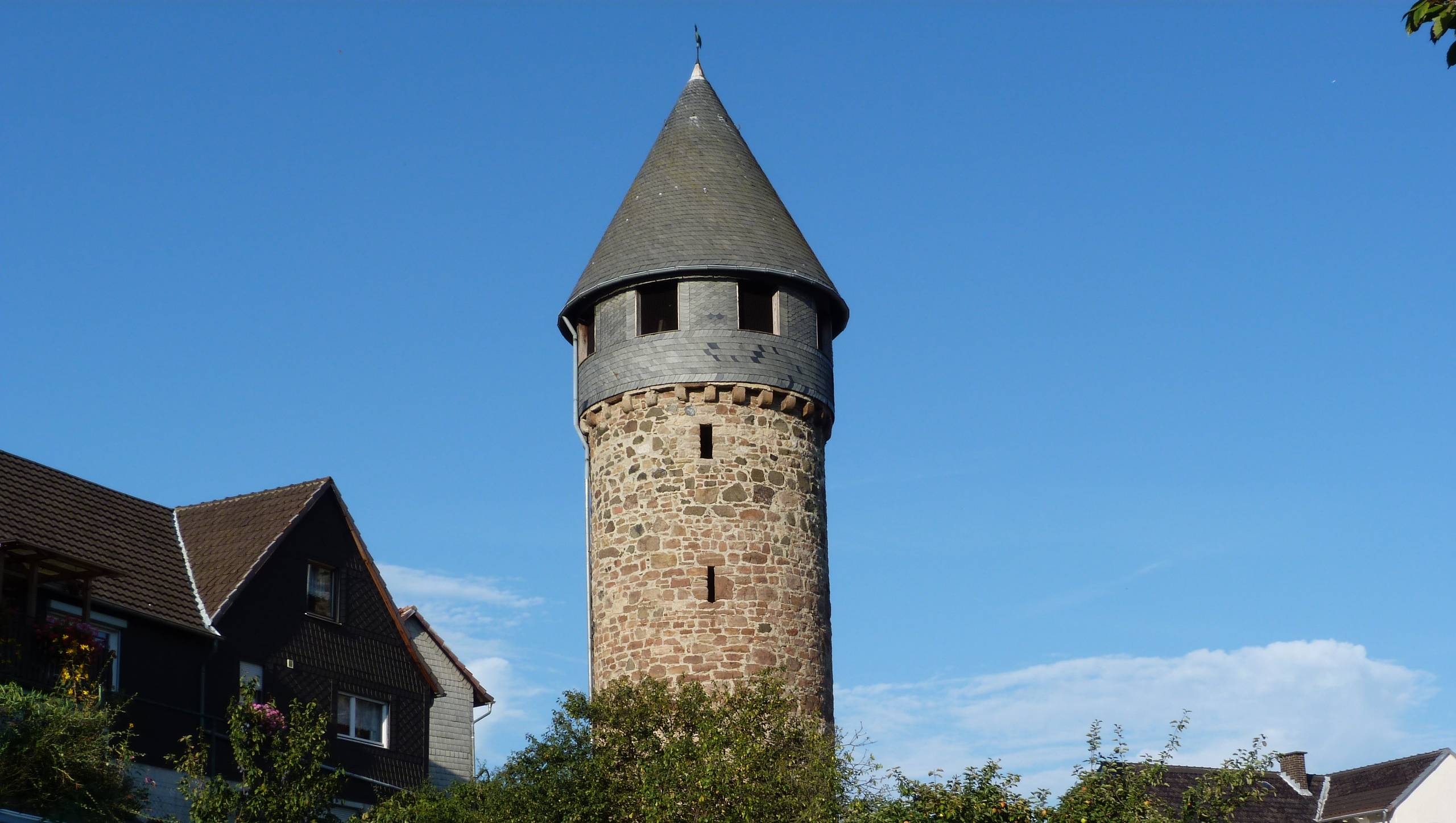 Blick von unten auf den Turm Roter Hahn in Bad Wildungen
