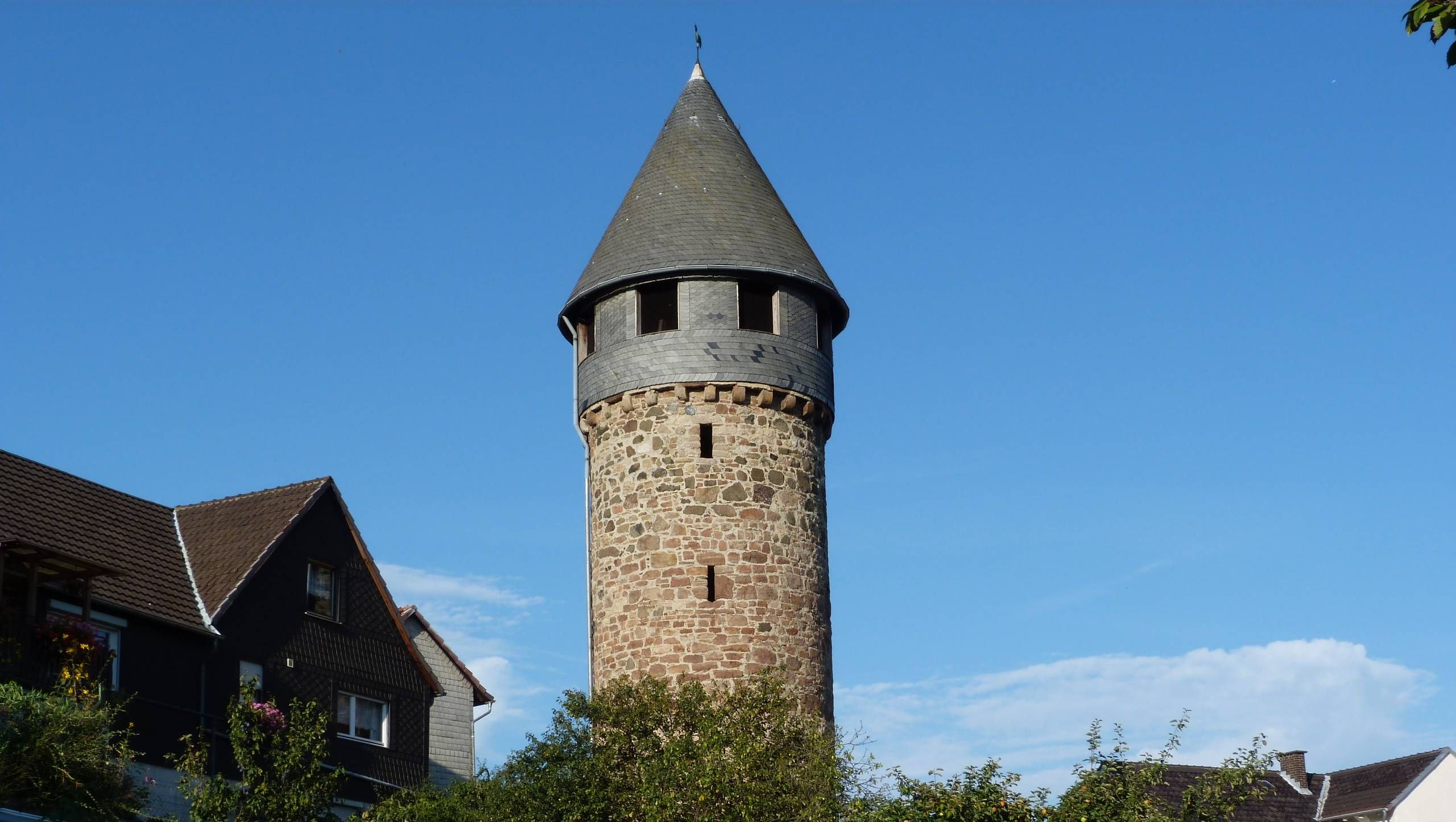 Blick von unten auf den Turm Roter Hahn in Bad Wildungen
