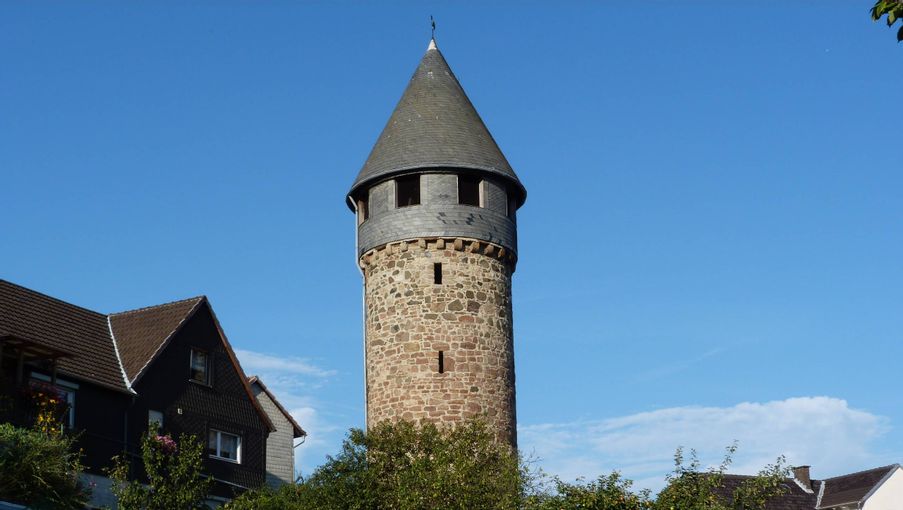 Blick von unten auf den Turm Roter Hahn in Bad Wildungen