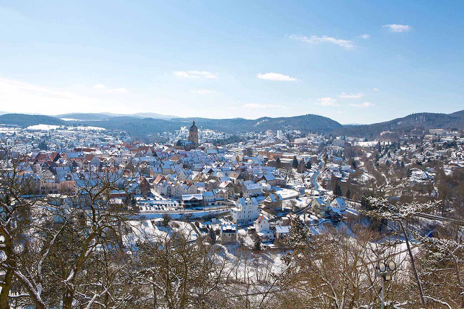 Blick auf Bad Wildungen im Winter. Es liegt Schnee.