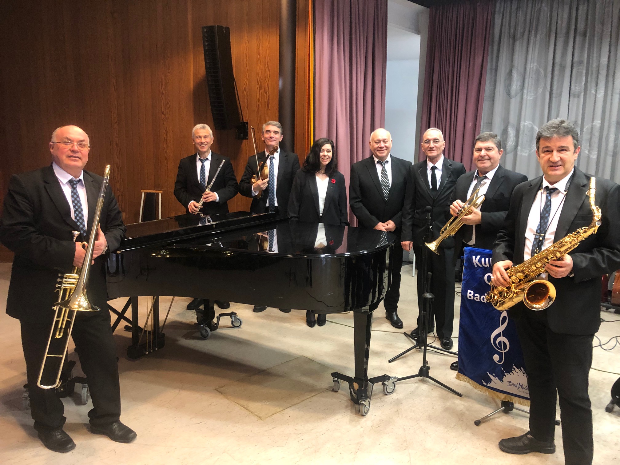 Gruppenbild des Kurorchesters Bad Wildungen mit Instrumenten.