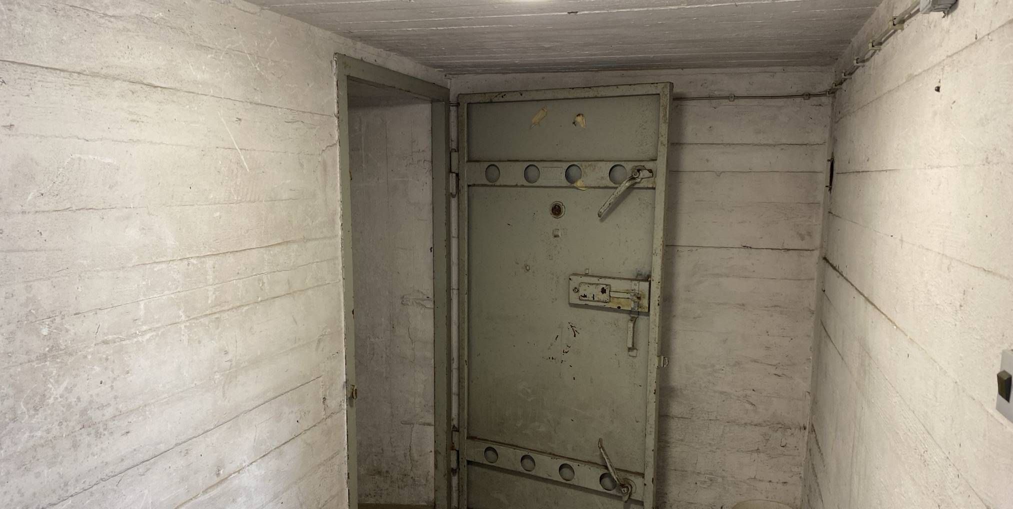 Tür im Bunker Bad Wildungen