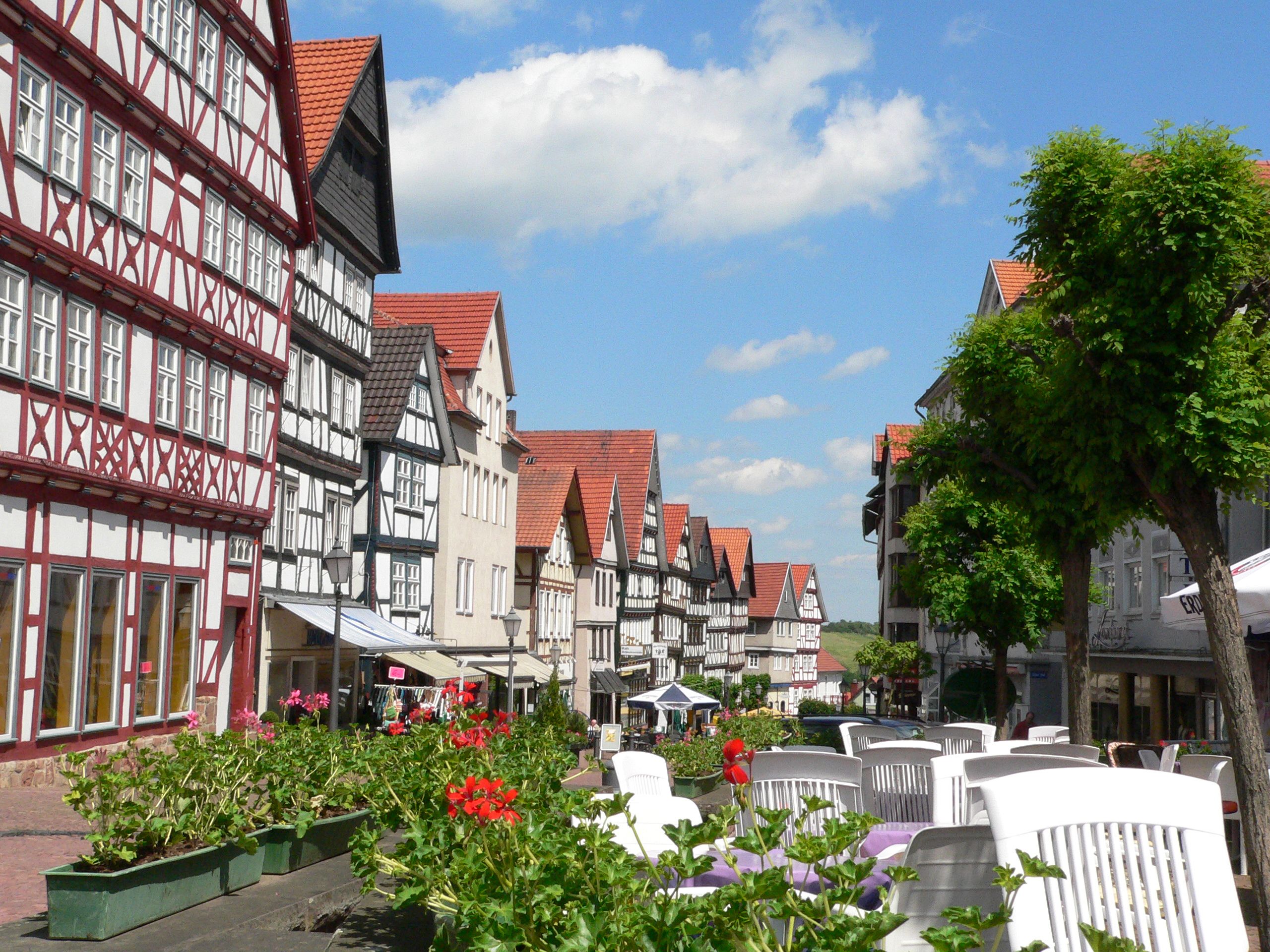 Blick entlang der Brunnenstraße in der Altstadt mit den Fachwerkhäusern im Sommer.