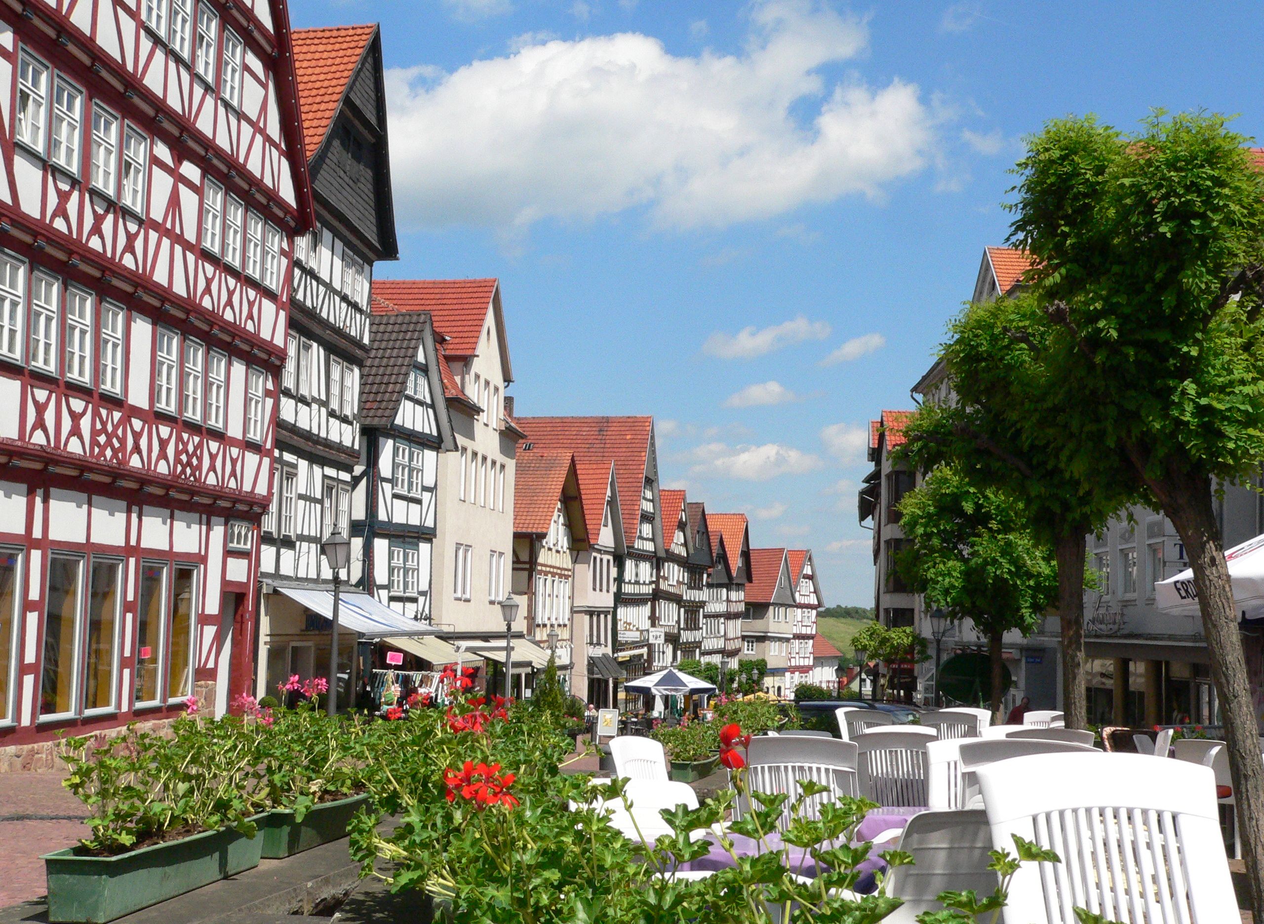 Blick entlang der Brunnenstraße in der Altstadt mit den Fachwerkhäusern im Sommer.