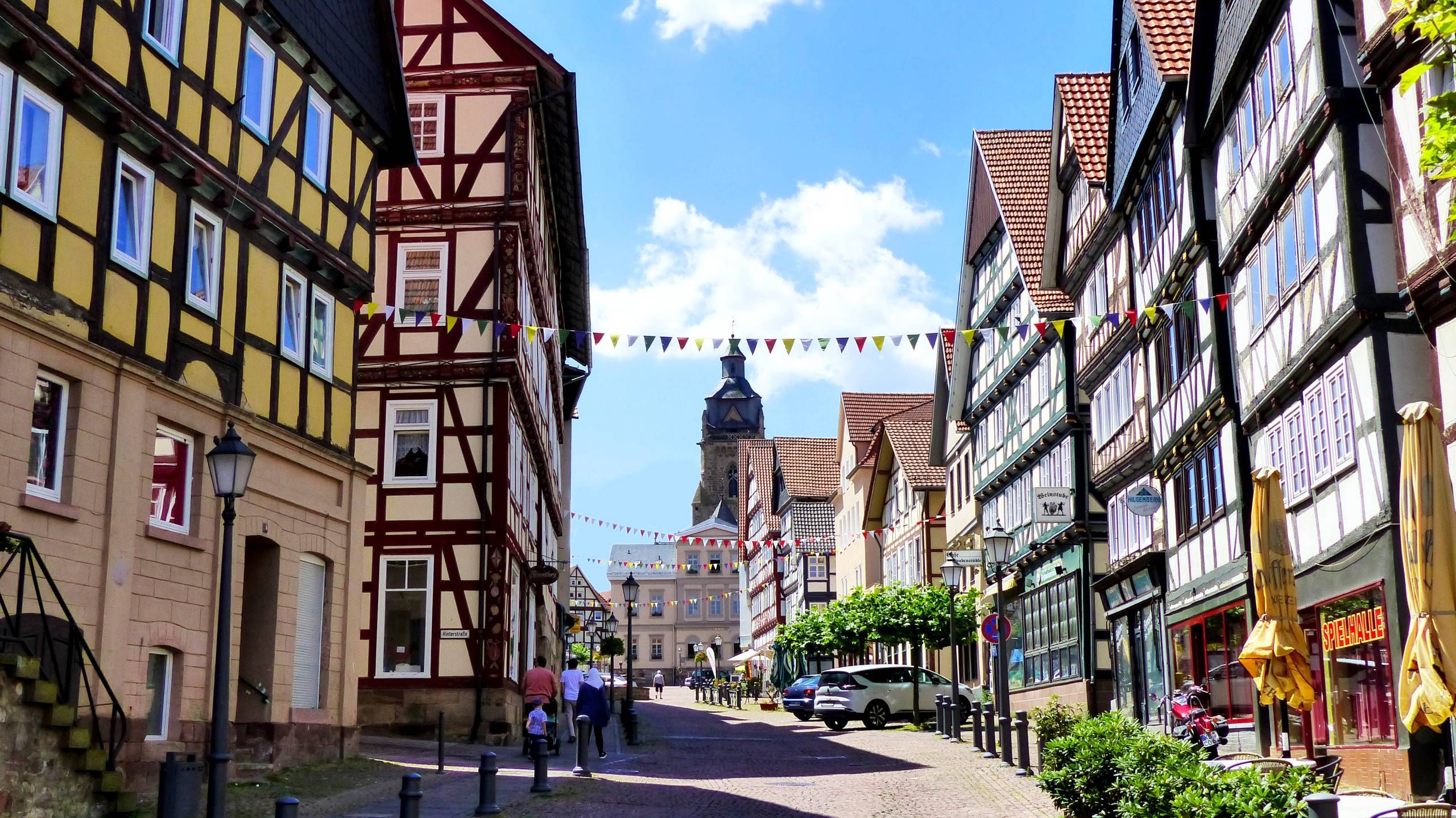 Blick entlang der Brunnenstraße in der Altstadt mit dem Blick auf die Stadtkirche und das Rathaus.