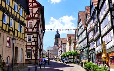 Blick entlang der Brunnenstraße in der Altstadt mit dem Blick auf die Stadtkirche und das Rathaus.