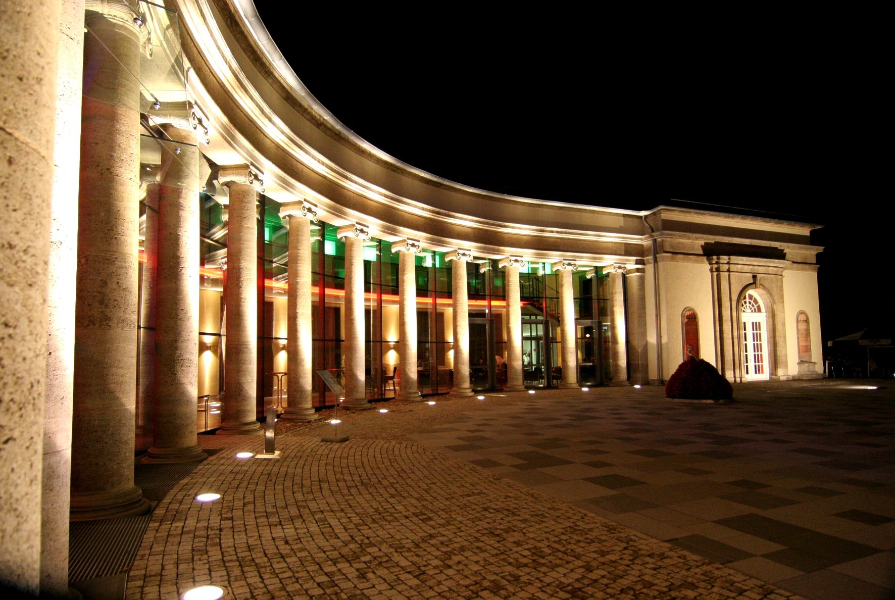 Nahaufnahme der Wandelhalle Bad Wildungen bei Nacht