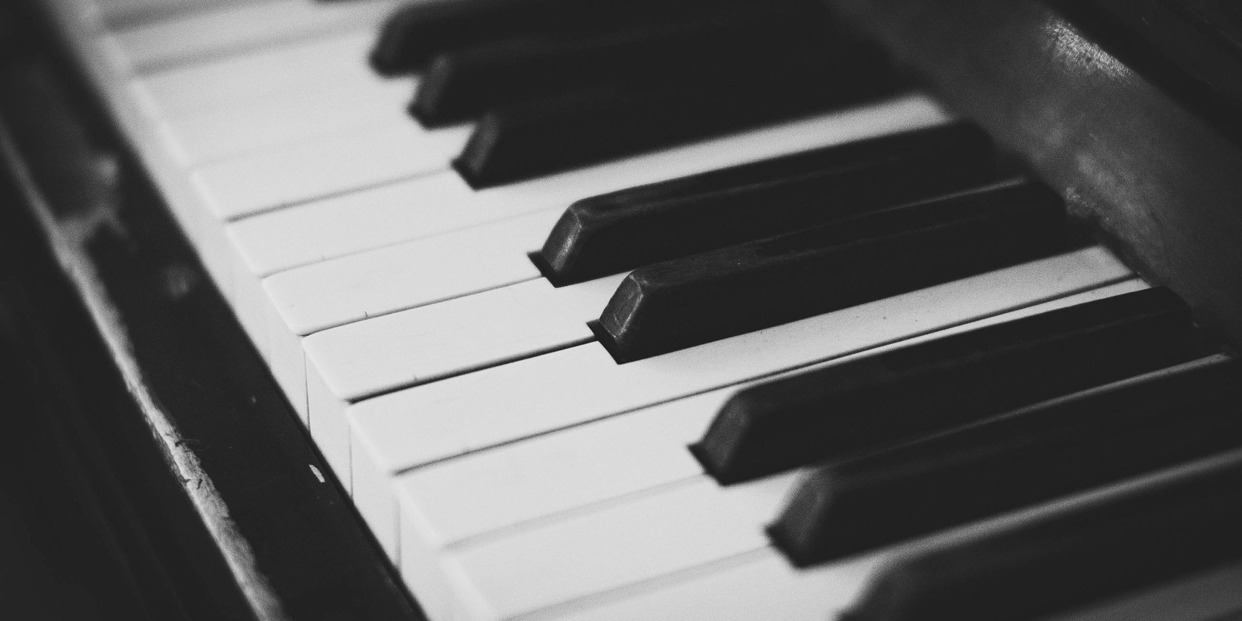 Zu sehen sind Klaviertasten in Nahaufnahme.