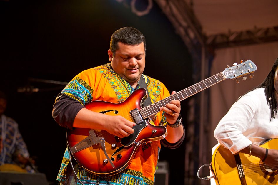Ein Künstler mit Gitarre in Nahaufnahme auf der Bühne des Musikpavillon.
