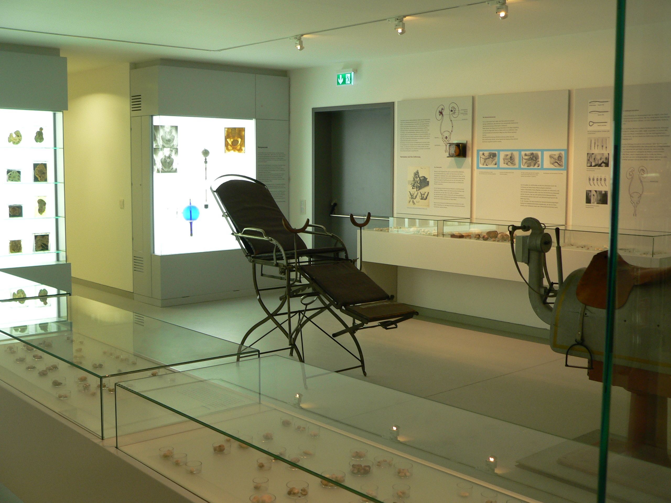 Behandlungsstuhl im Quellenmuseum in der Wandelhalle Bad Wildungen