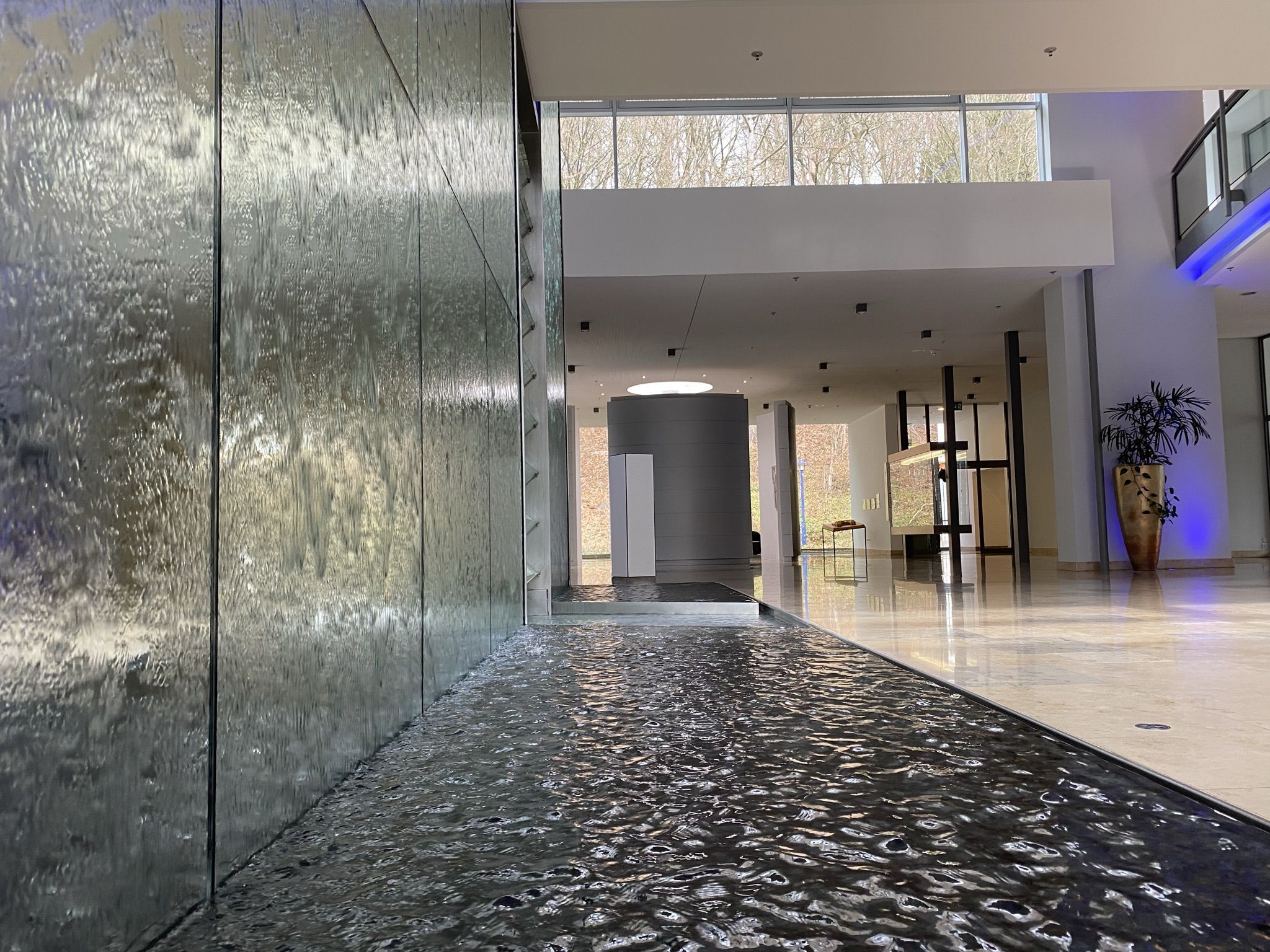 Blick auf die Wasserwand und einen Teil de Foyers in der Wandelhalle Bad Wildungen.