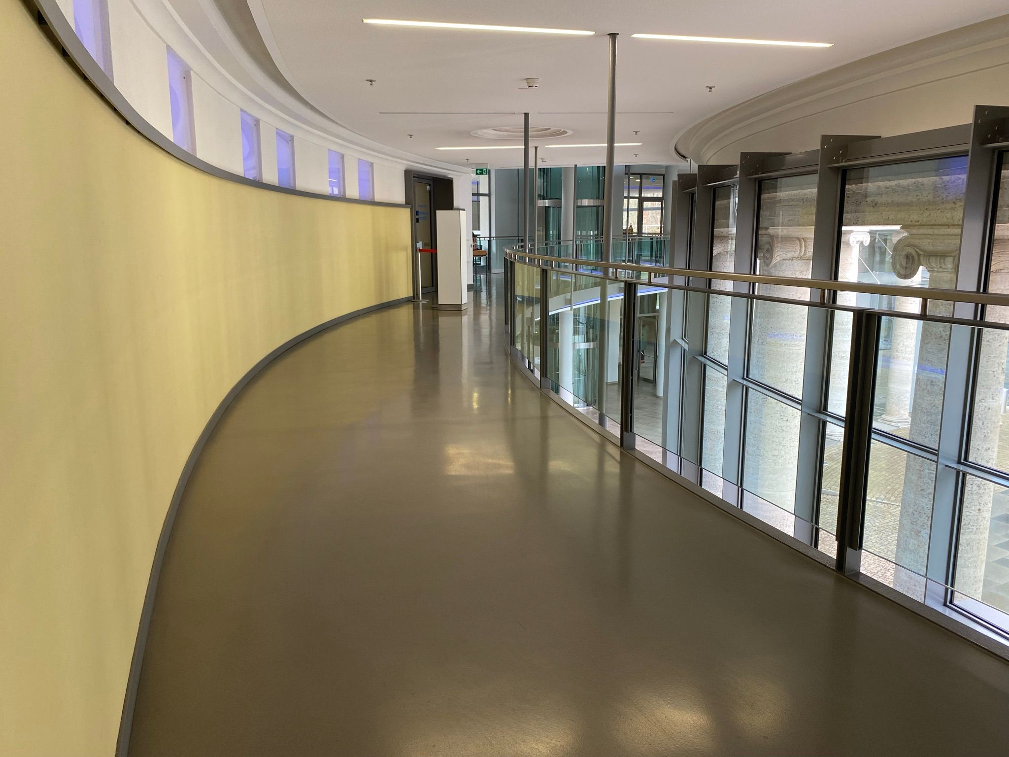 Gang im ersten Obergeschoss der Wandelhalle Bad Wildungen. Rechts im Bild ist die Fensterfront der Wandelhalle zu sehen.