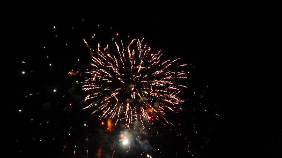 Nahaufnahme eines Feuerwerks am dunklen Nachthimmel.