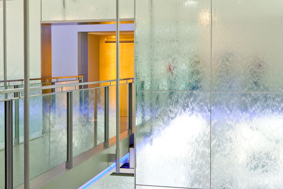 Blick auf den oberen Teil der Wasserwand in der Wandelhalle Bad Wildungen.