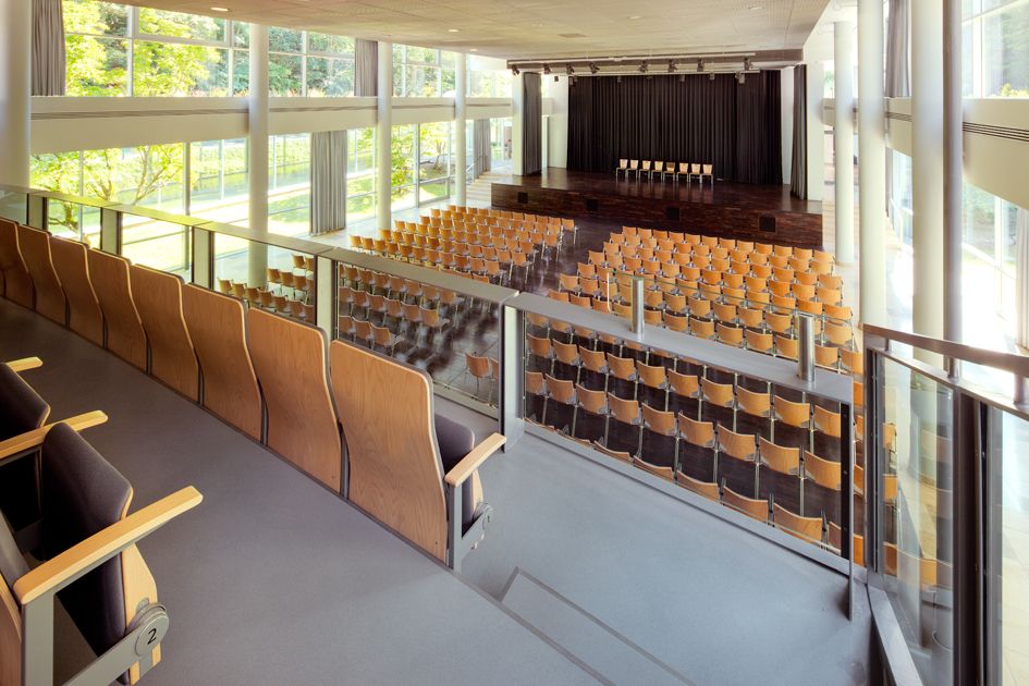 Blick von der Emore runter auf den bestuhlten Raum und die Empore im Quellensaal der Wandelhalle Bad Wildungen.