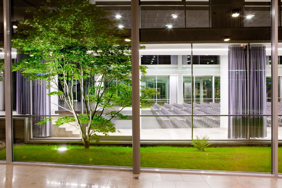Innenansicht der Wandelhalle Bad Wildungen. Blick in den Quellensaal vom Wandelgang aus.