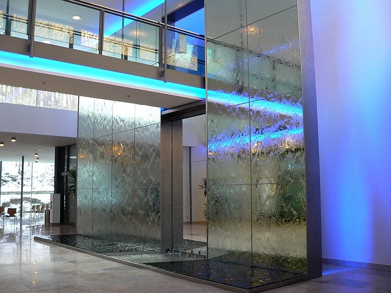 Die Wasserwand im Foyer in der Wandelhalle Bad Wildungen
