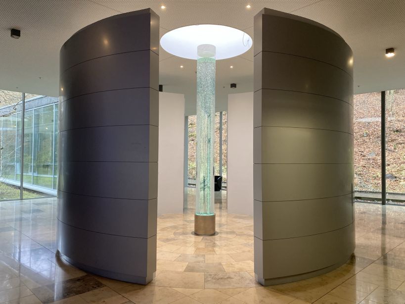 Blick auf die Wassersäule im Foyer der Wandelhalle Bad Wildungen.